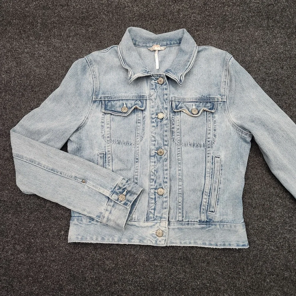 Free People Womens Small Blue Light Wash Denim Trucker Jacket Cotton Button‎ Up